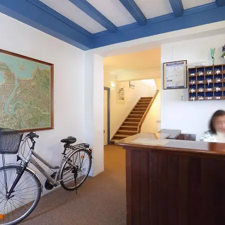 Record Ξενοδοχείο *