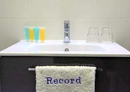 Ξενοδοχείο Record *